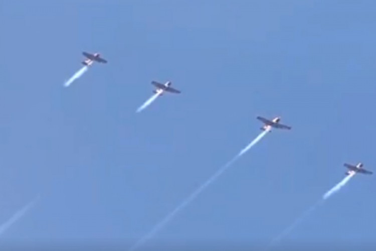 Ruski piloti dimom ispisuju poruke podrške narodu