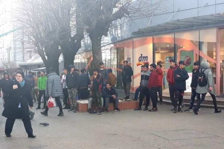 Kriza u USK: Građani u izolaciji, migranti na ulicama