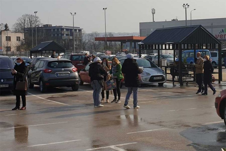 Radnice Tropica u Banjaluci građanima u redu dijelile čaj