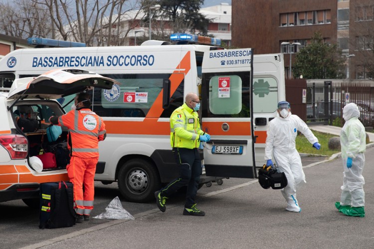 Tišinu prekidaju samo sirene ambulantnih kola i crkvena zvona