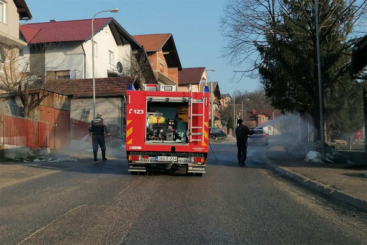 Dezinfekcija ulica i drugih javnih površina u Kneževu