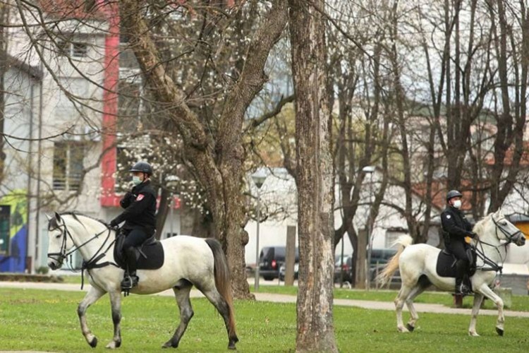 Policajci na konjima u parku Mladen Stojanović upozoravaju građane