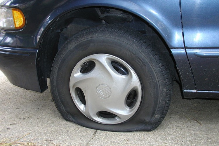 Za vrijeme policijskog časa bušili gume na automobilima