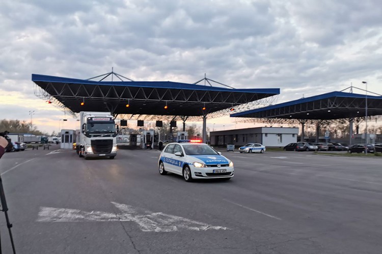 Prvi kontingent pomoći Srbije za Srpsku ušao na Rači