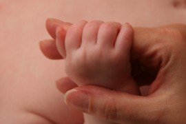 Ugušila se dvomjesečna beba dok je spavala sa majkom