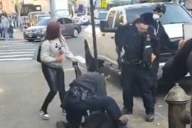 Prišunjao se policajcu i udario ga šakom u glavu, prolaznik sve snimao