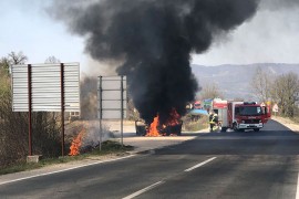 Izgorio auto na putu kod Doboja
