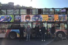 Damir Urban iz autobusa pjevao publici na balkonima