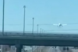 Avion zbog kvara sletio na auto-put