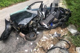 Teška saobraćajna nesreća kod Omiša, automobil visio iznad provalije