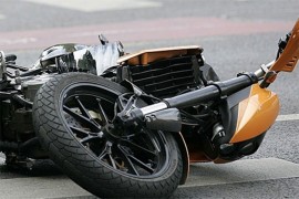 Poginuo suvozač na motociklu, vozač povrijeđen