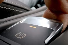 Pogledajte šta se dogodi kad povučete električnu ručnu pri 193 km/h