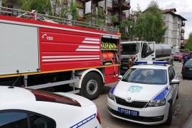 Vatrogasac nesebično utrčao u razbuktalu zgradu, istopila mu se kaciga