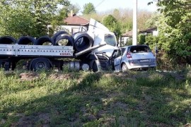 Vozač renoa teško povrijeđen u sudaru sa kamionom