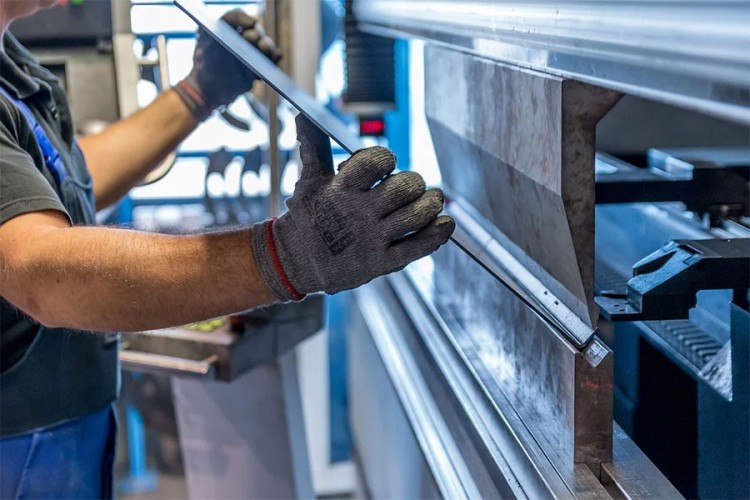 Njemačka fabrička proizvodnja "na koljenima"