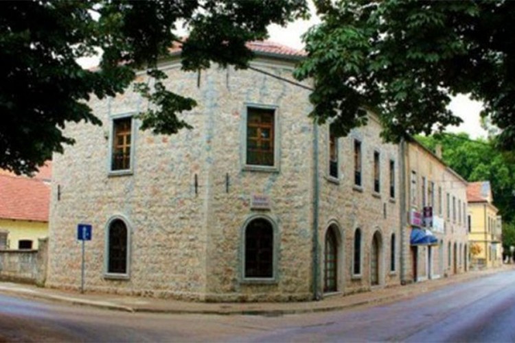 U dvorištu trebinjske biblioteke knjige za sve ljubitelje pisane riječi
