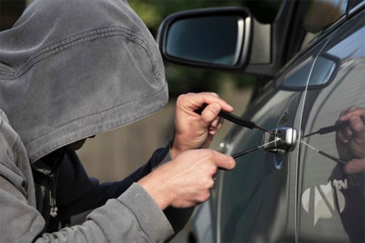 Ukraden novac i dokumenti iz parkiranog mercedesa
