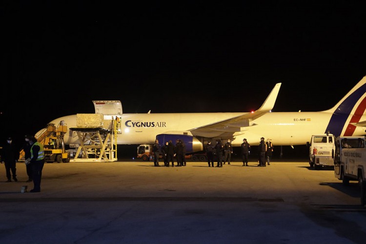 Na banjalučki aerodrom stigao prvi avion sa opremom za mobilnu bolnicu