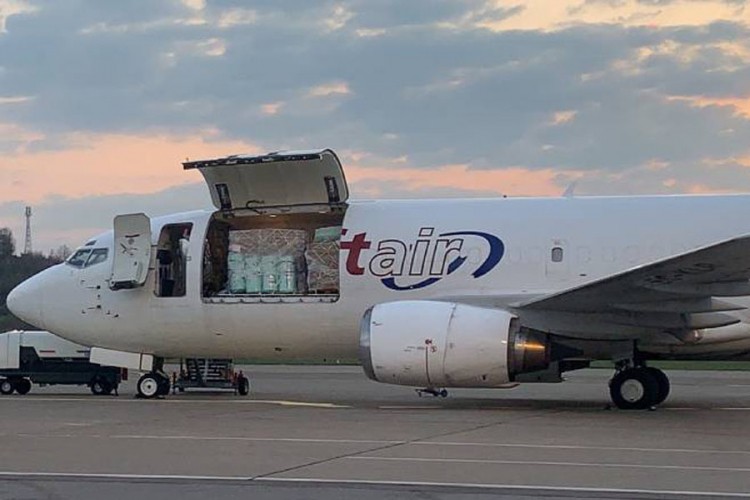 Stigao još jedan avion sa opremom za mobilnu bolnicu