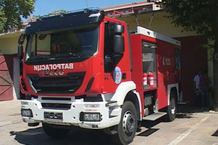 Izgorjele dvije kolibe i drvena kuća u Han Pijesku
