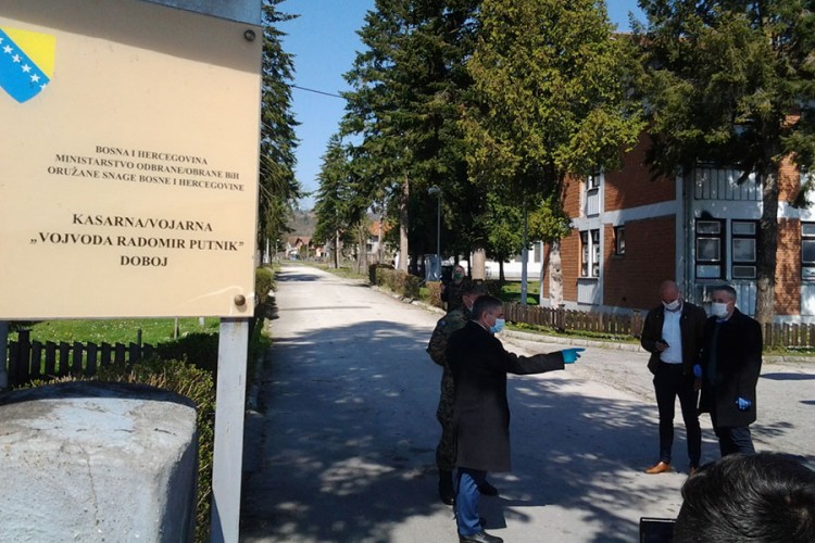 Nadležni obišli kasarne u Doboju: Vojnički život nije stao