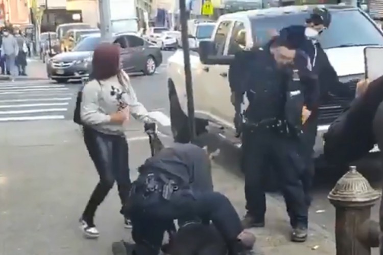 Prišunjao se policajcu i udario ga šakom u glavu, prolaznik sve snimao