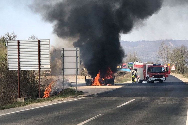 Izgorio auto na putu kod Doboja
