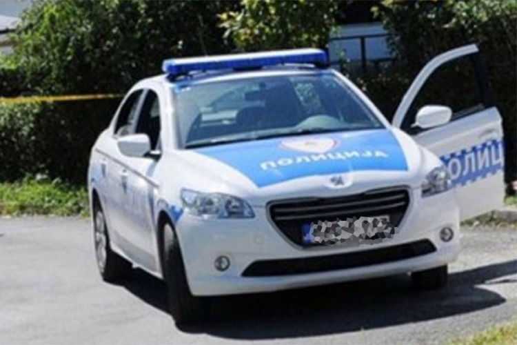 Poginuo maloljetnik u slijetanju golfa s puta kod Šamca