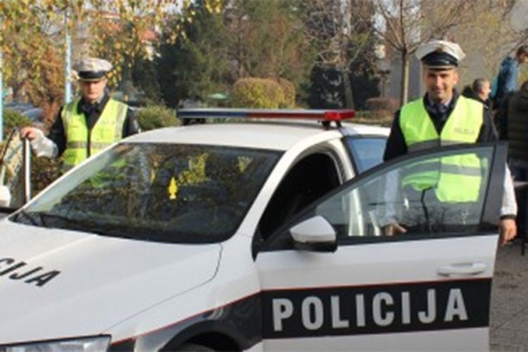 Mladić povrijeđen u sletanju auta