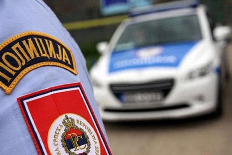 Na njivi pored traktora pronađeno tijelo