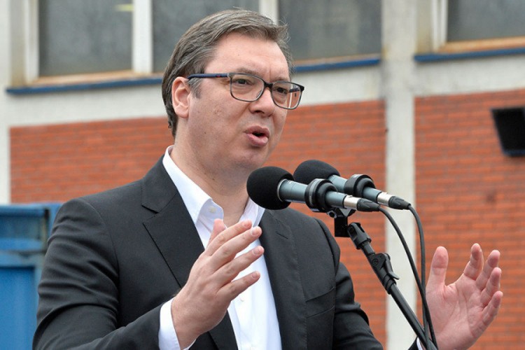 Vučić uručio respiratore u Nišu