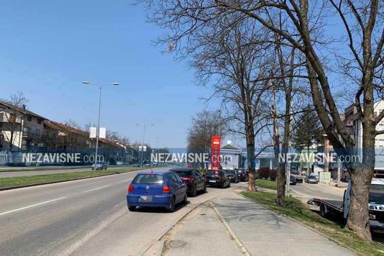 Gužva na benzinskoj pumpi u Banjaluci nakon velikog pojeftinjenja goriva