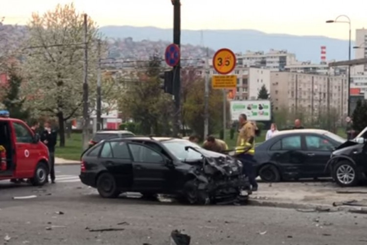 Teška saobraćajna nezgoda u Sarajevu, troje povrijeđeno