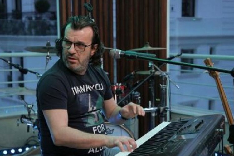 Aca Lukas na balkonu održao koncert za komšije i svijet