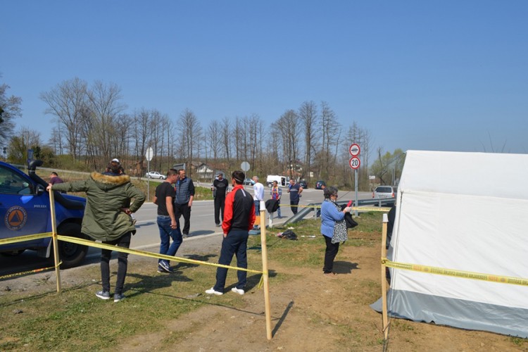 Premijer USK: Prema našim državljanima se ne postupa humano