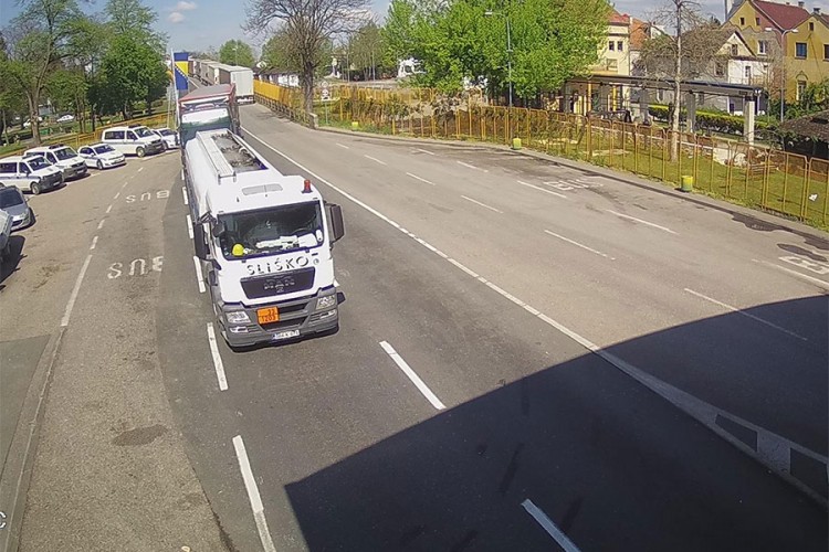 U Gradišci duga kolona teretnih vozila