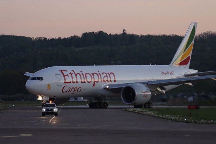 Avion sa medicinskom opremom iz Kine sletio u Banjaluku