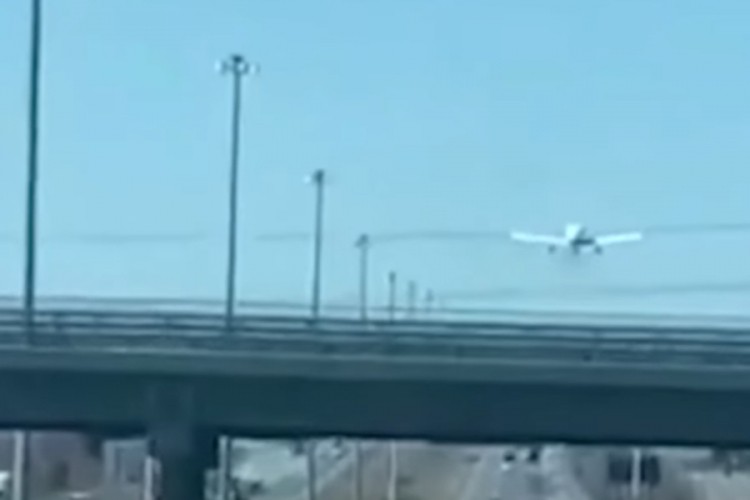 Avion zbog kvara sletio na auto-put