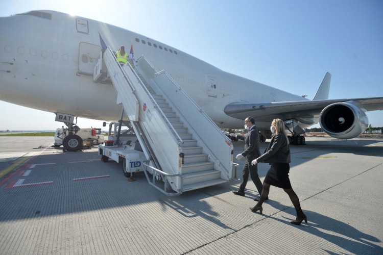 U Srbiju stigao avion sa medicinskom opremom