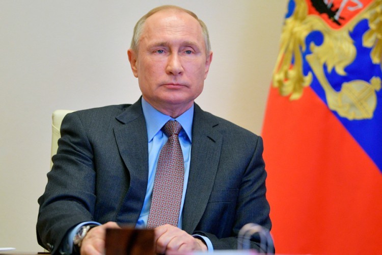 Putin: Čim se napravi vakcina, dobijaju je zdravstveni radnici