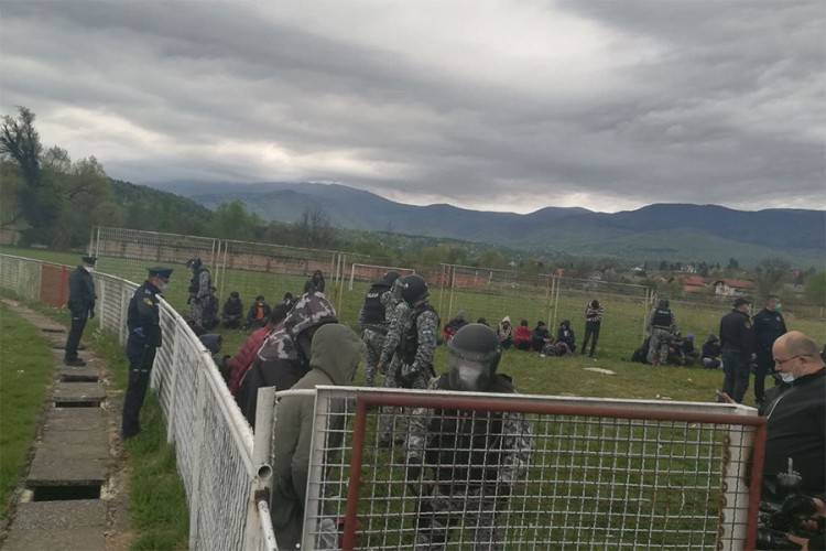 Počelo izmještanje migranata u Lipu