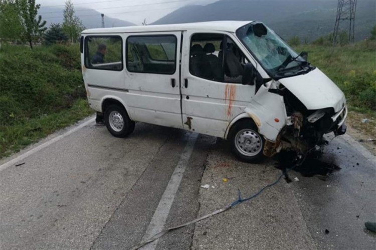 Kombi sletio s puta, povrijeđen suvozač