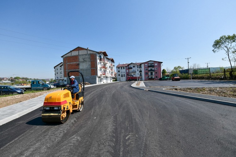 Asfaltiran put prema zgradama u banjalučkom naselju Lazarevo