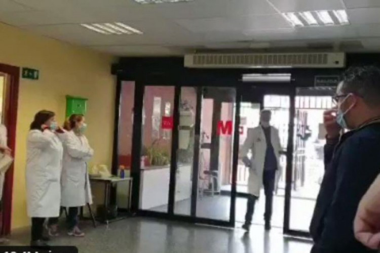 Besplatno vozio zaraženog pacijenta, nagrađen ovacijama u bolnici