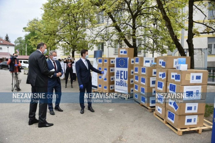 Zatler uručio zaštitnu opremu i reagense Institutu za javno zdravstvo RS