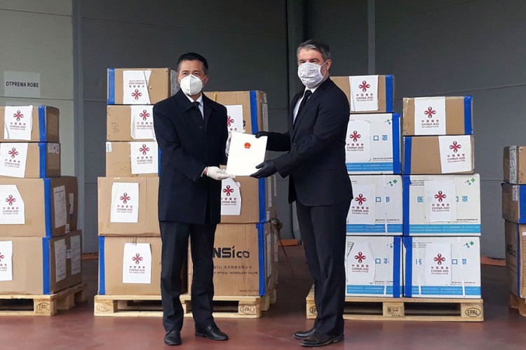 Ambasador Kine uručio Šeraniću kontingent zaštitne opreme