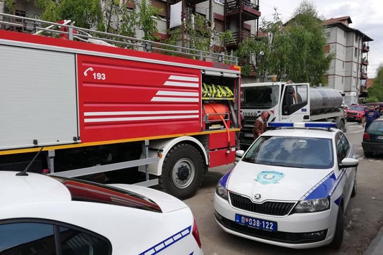 Vatrogasac nesebično utrčao u razbuktalu zgradu, istopila mu se kaciga
