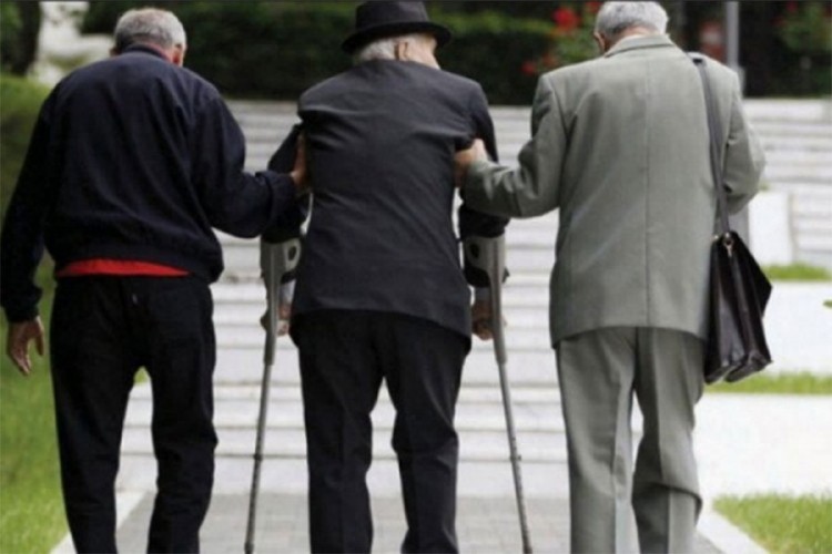 Preporuka Vlade RS kada se kreću stariji od 65 godina