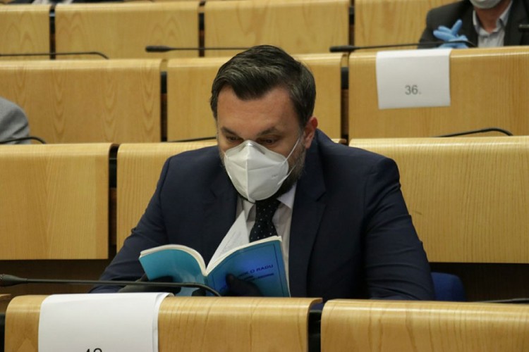 Konaković iskritkovao Novalića u Domu naroda jer nije imao masku