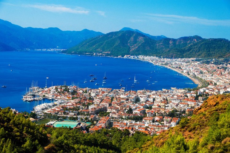 U popularnom turističkom mjestu nema turista, ali ima divljih svinja